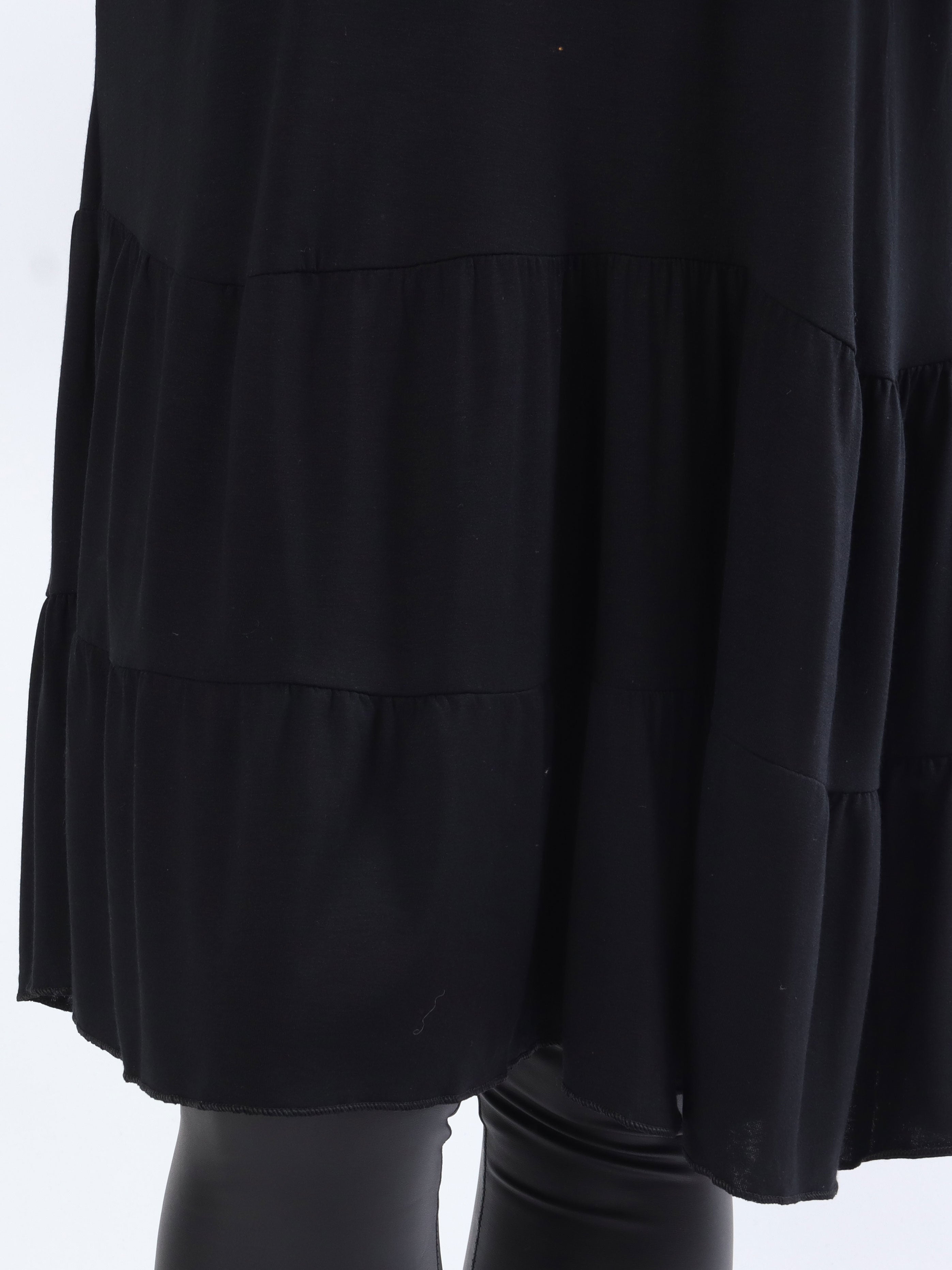 Pauline Plain - Plus size kjole med v-udskæring og lille flæseskørt